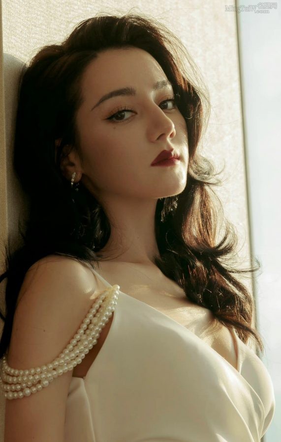 迪丽热巴一袭白色绸缎开叉礼服美腿迷人(5/11)