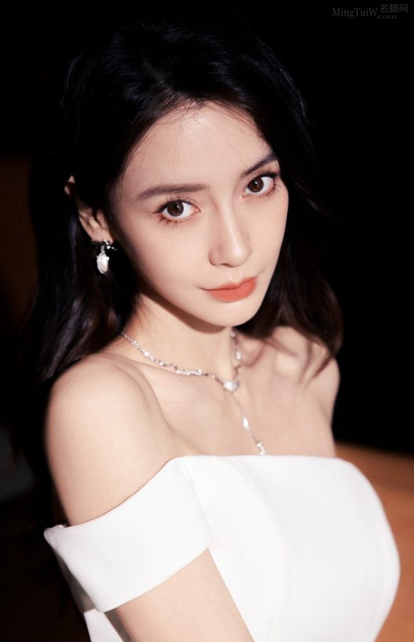 杨颖身着抹胸修身白裙翘起高跟纹身脚(4/6)