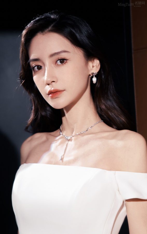杨颖身着抹胸修身白裙翘起高跟纹身脚(6/6)