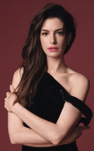 Anne Hathaway安妮·海瑟薇登上elle杂志长腿黑丝质感大片