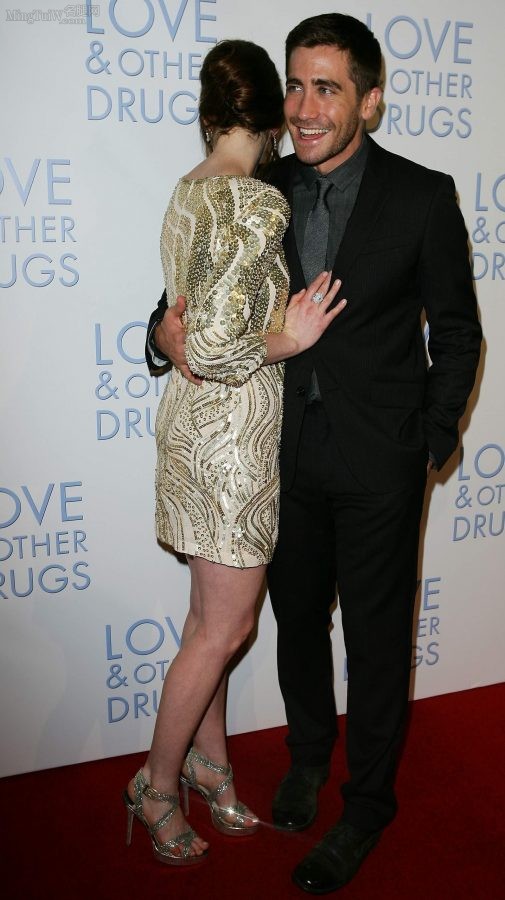 Anne Hathaway wears cool high heels and walks the red carpet with a bright and beautiful look(8/10)
