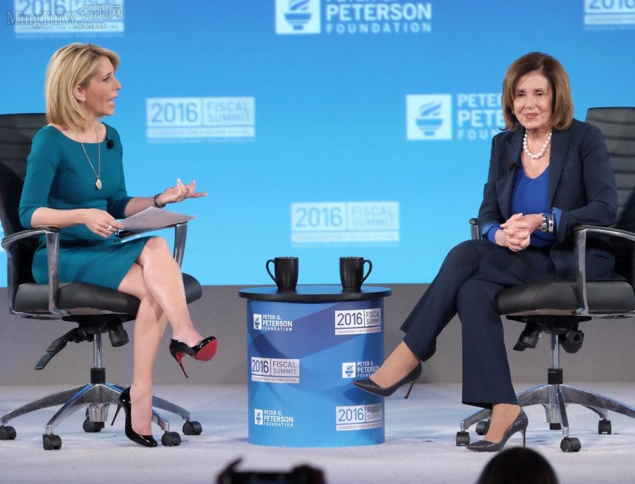 Dana Bash腿穿红底细高跟采访Nancy Pelosi(1/4)