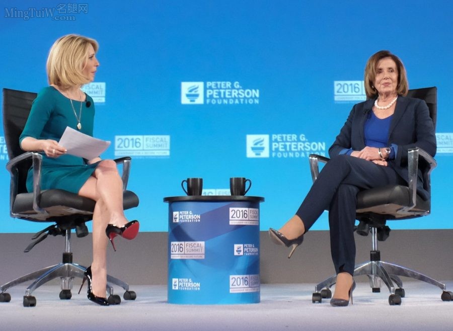 Dana Bash腿穿红底细高跟采访Nancy Pelosi(2/4)