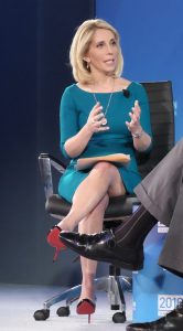 Dana Bash腿穿红底细高跟采访Nancy Pelosi