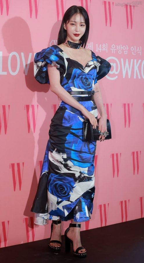 Korean actress Han Ye-seul wears platform high heels and a low-cut dress at the event(4/9)