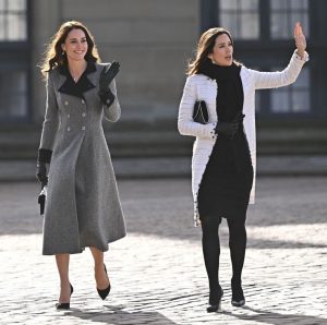 英国王妃凯特·米德尔顿和丹麦王妃玛丽·唐纳森踩细高跟鞋比美