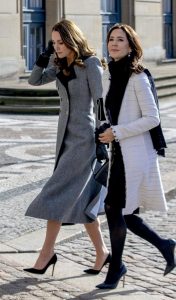 英国王妃凯特·米德尔顿和丹麦王妃玛丽·唐纳森踩细高跟鞋比美