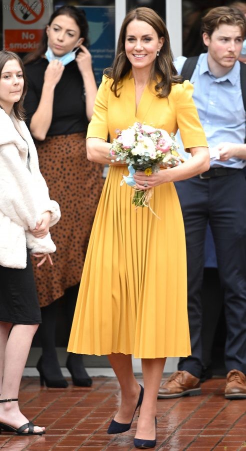 Kate Middleton脚穿超薄肉色丝袜配Gianvito Rossi细高跟鞋(9/19)