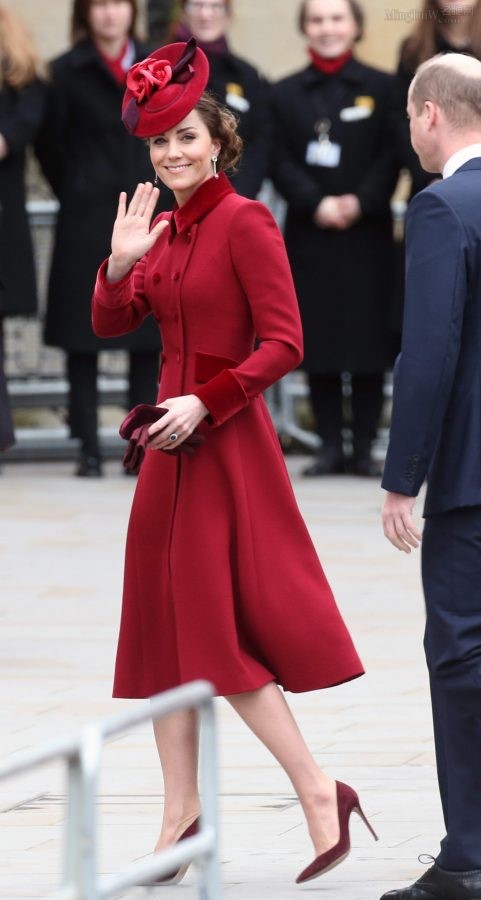 凯特·米德尔顿红大衣紫高跟无丝版（第2张/共13张）