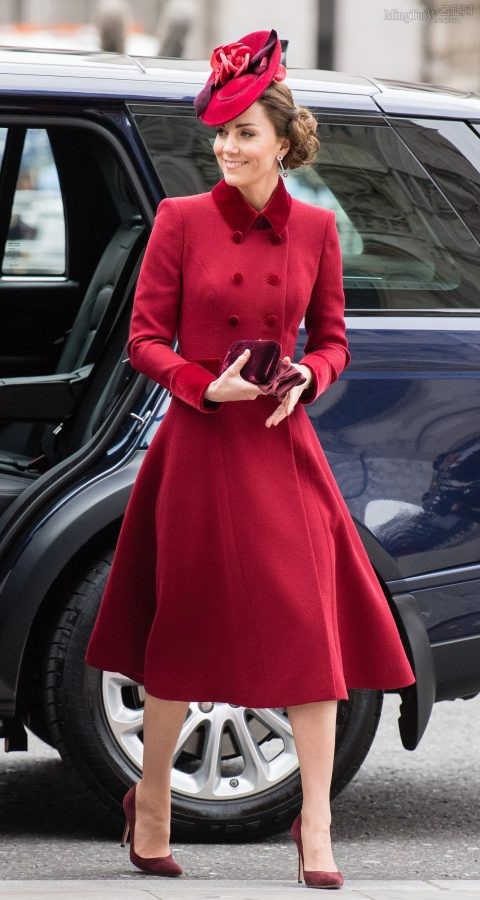 凯特·米德尔顿红大衣紫高跟无丝版（第3张/共13张）