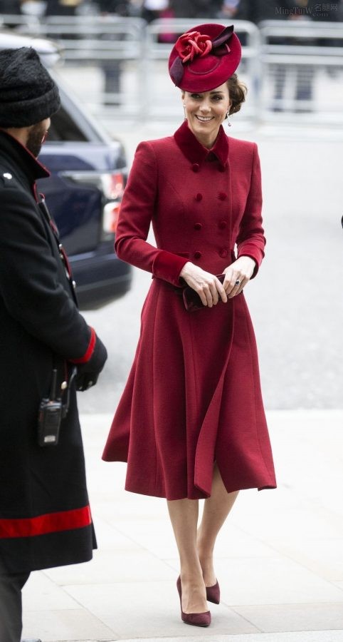 凯特·米德尔顿红大衣紫高跟无丝版（第7张/共13张）