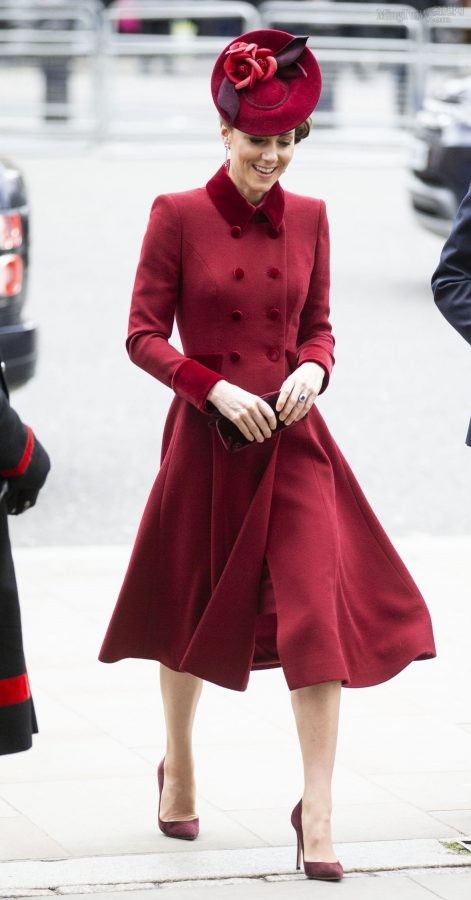 凯特·米德尔顿红大衣紫高跟无丝版（第8张/共13张）
