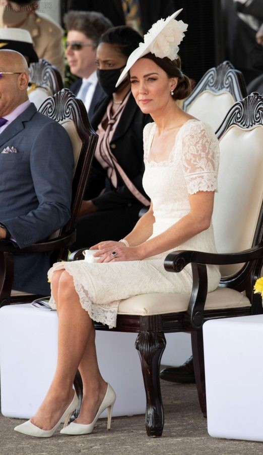凯特王妃Kate Middleton美腿穿白色细高跟出席活动（第2张/共9张）