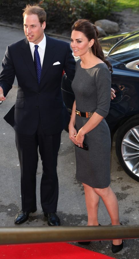 英国王妃Kate Middleton灰裙肉丝美腿出席活动(2/3)