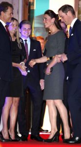 英国王妃Kate Middleton灰裙肉丝美腿出席活动