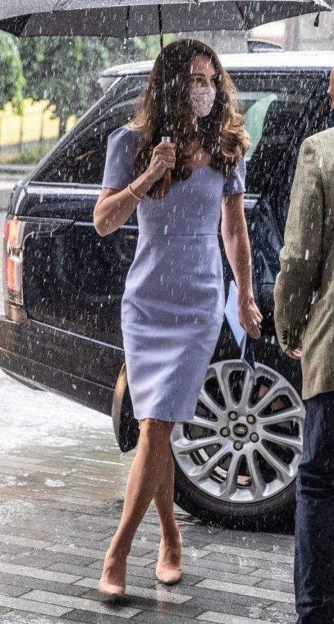 Kate Middleton脚踩Gianvito Rossi绒面细高跟鞋外出(2/4)
