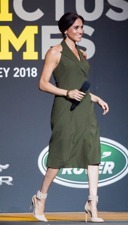 Meghan Markle梅根·马克尔脚踩恨天高活动现场(2/7)