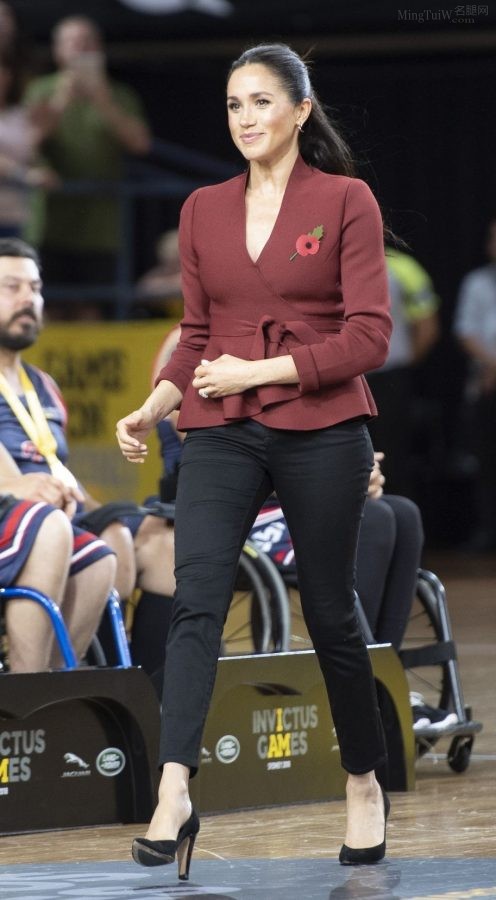 梅根王妃Meghan Markle穿紧身裤踩高跟鞋观看篮球比赛(1/5)