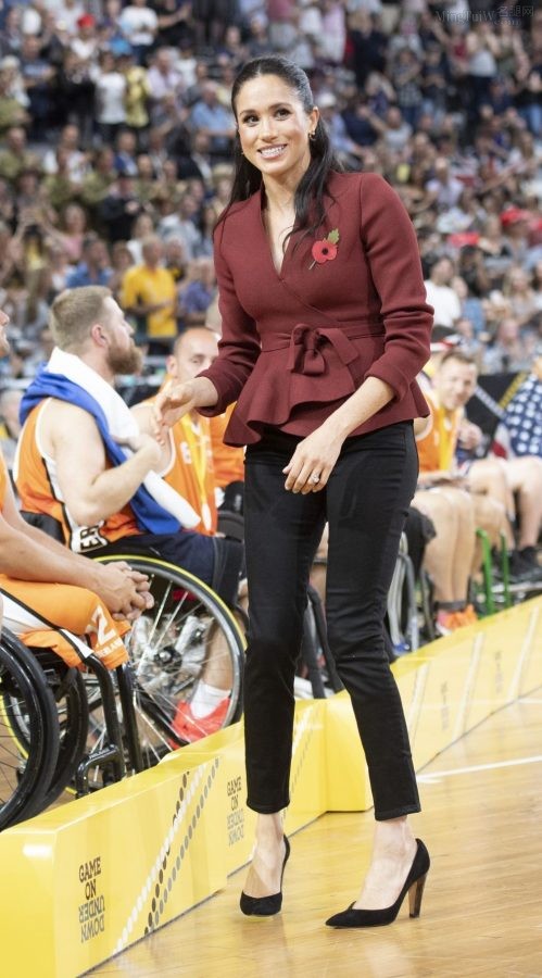 梅根王妃Meghan Markle穿紧身裤踩高跟鞋观看篮球比赛（第3张/共5张）
