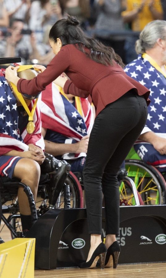 梅根王妃Meghan Markle穿紧身裤踩高跟鞋观看篮球比赛(4/5)