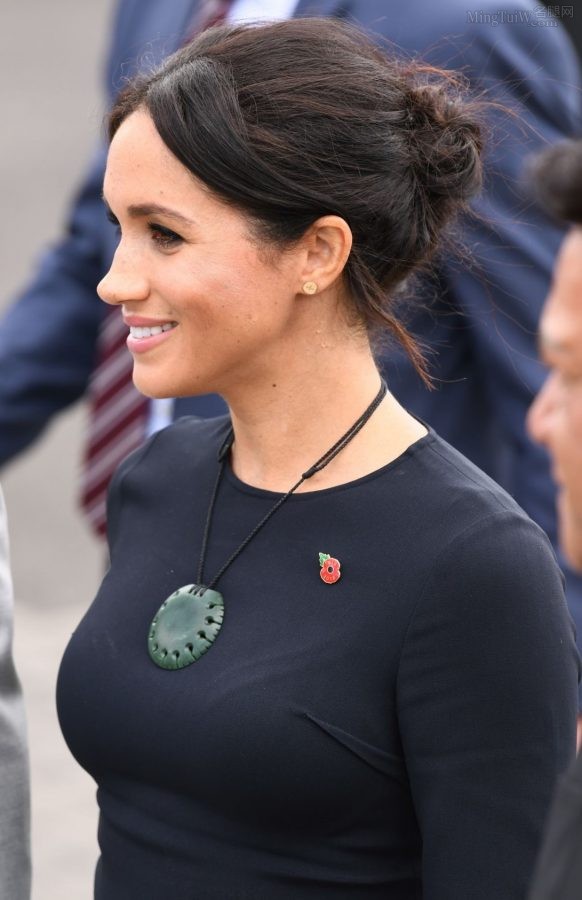 Meghan Markle脱掉高跟鞋光脚(5/5)