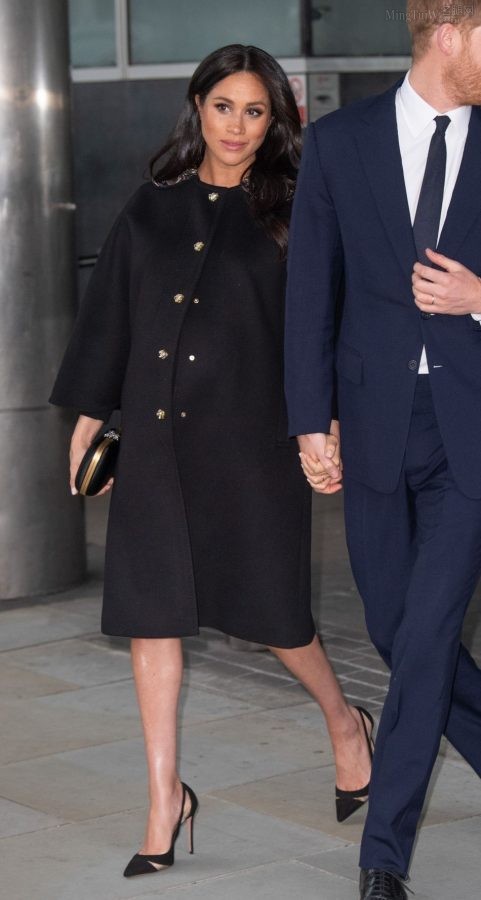 Meghan Markle wearing white legs and stilettos street photos(6/9)