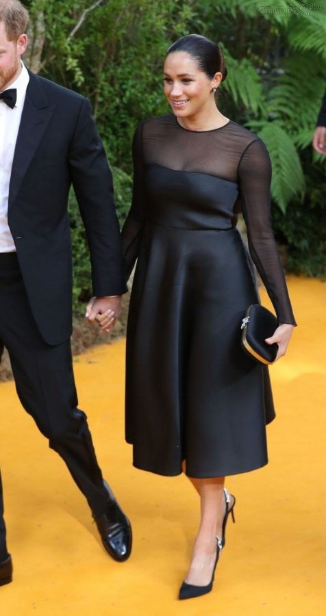 Meghan Markle wore stiletto heels to the movie premiere while pregnant(10/13)