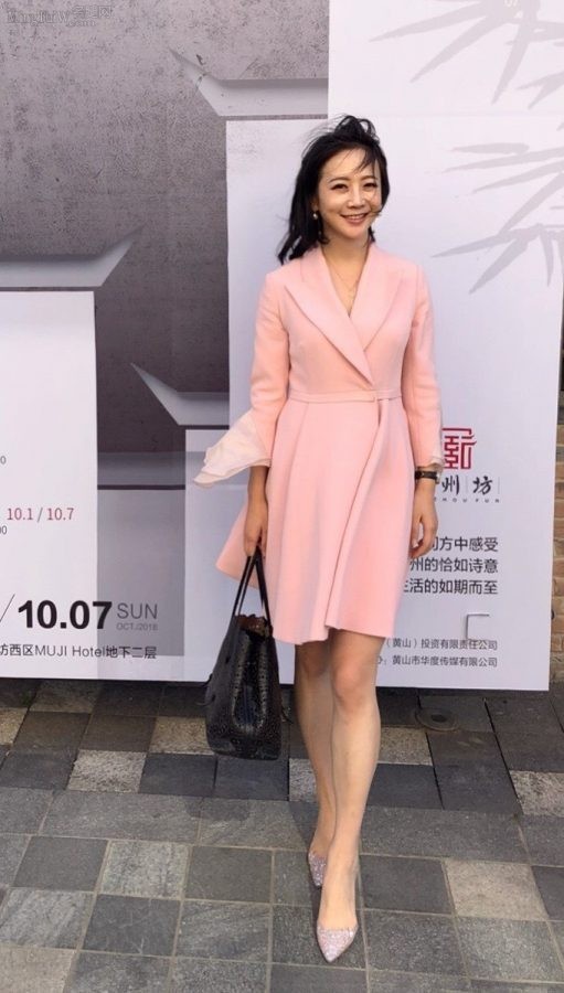 艾诚脚踩细高跟主持高端对话(3/3)