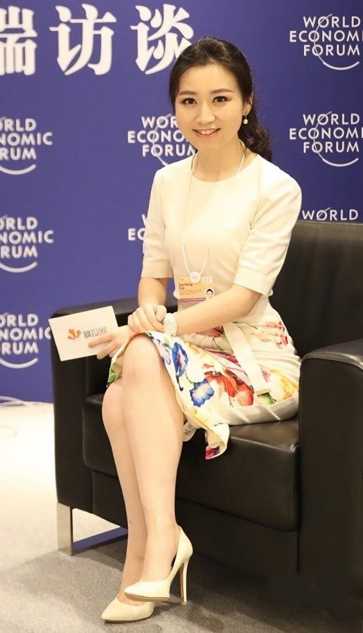 Financial host Cai Danfeng records a talk show with her beautiful legs in white and sky high(1/2)