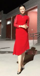 曹煊一红裙高跟小腿很白
