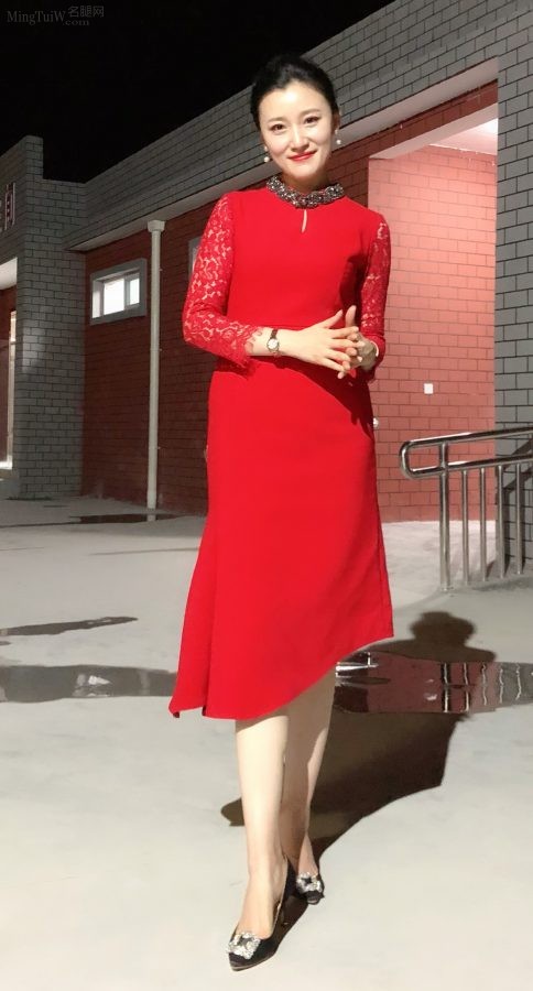 曹煊一红裙高跟小腿很白（第1张/共1张）
