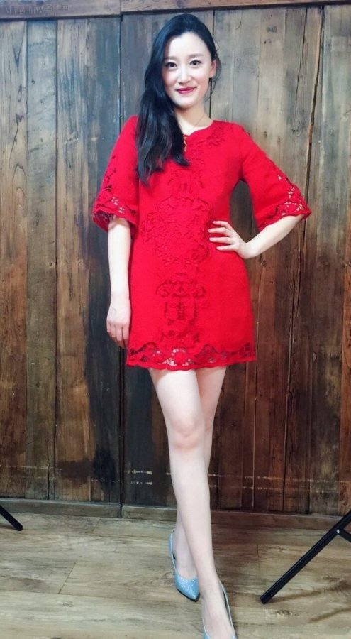 女主持人曹煊一红裙美腿照气质自信(1/1)