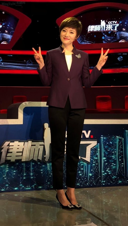 《律师来了》主持人曹煊一短发穿黑色西裤踩高跟造型(1/3)