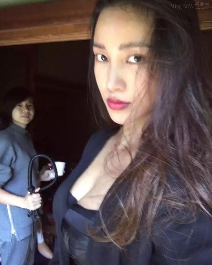 《男人装》杂志封面陈漫吊带黑丝好身材(31/31)