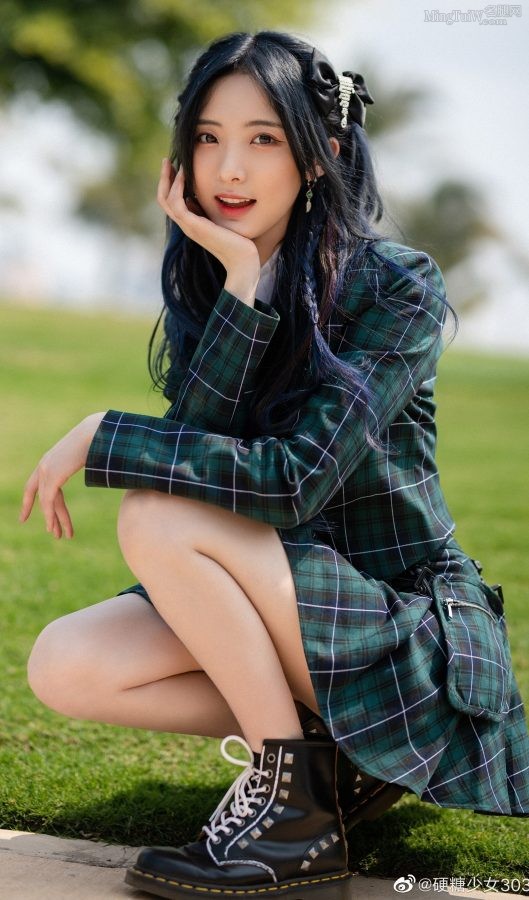 郑乃馨复古学院风套装美腿白皙(4/6)