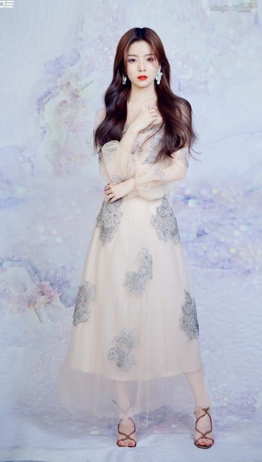 前硬糖少女303成员陈卓璇美脚丫踩凉高跟甜美优雅(2/5)