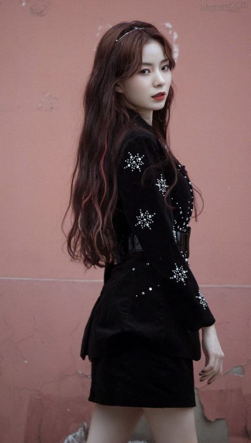 Chen Zhuoxuan appeared in the "Tucao Conference" in a little black dress and thin white legs(2/10)