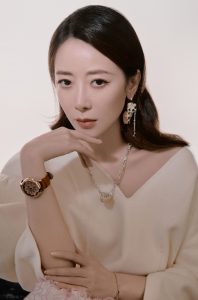 陈紫函拍写真大片化身优雅黑天鹅玉臂美腿修长