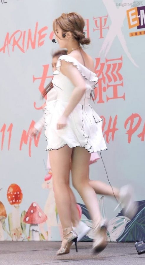 邓月平身穿白色小短裙踩细高跟跳舞美腿白皙(5/5)