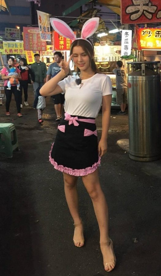 邓月平化身兔女郎美腿细长(1/1)