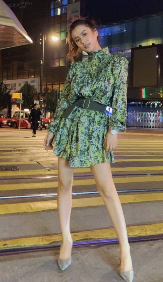 邓月平夜晚细长美腿照(1/3)