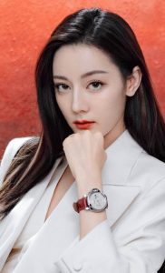 迪丽热巴白西装白高跟翘二郎腿完美御姐风(7/12)