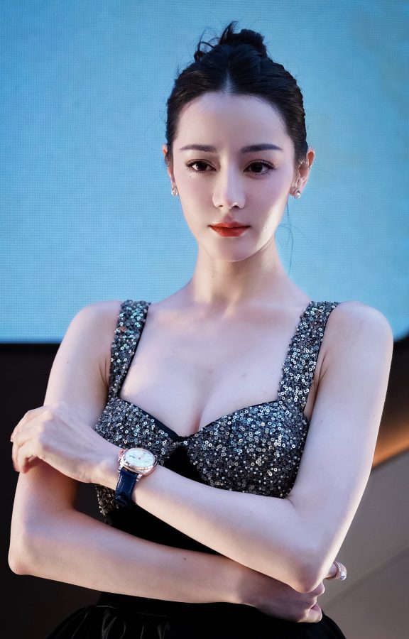 迪丽热巴穿黑色镶钻低胸礼服好大好大(13/16)