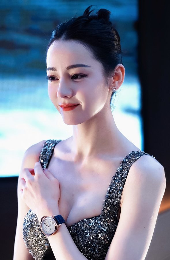 迪丽热巴穿黑色镶钻低胸礼服好大好大(14/16)
