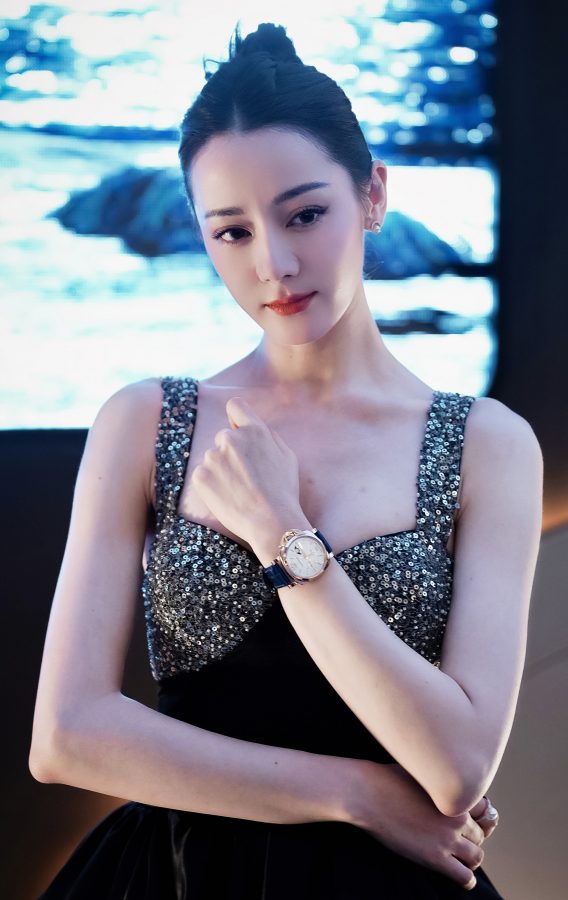 迪丽热巴穿黑色镶钻低胸礼服好大好大(15/16)