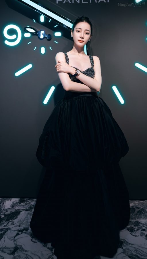 Dilraba Dilmurat looks so big in a black diamond-studded low-cut dress(10/16)