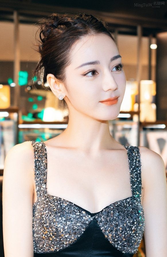 Dilraba Dilmurat looks so big in a black diamond-studded low-cut dress(11/16)