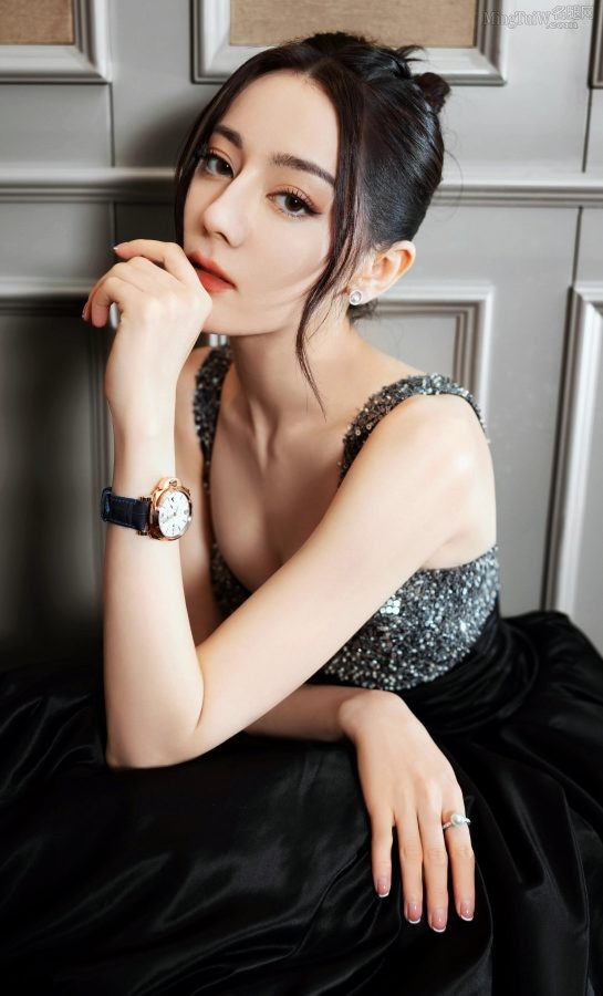 迪丽热巴穿黑色镶钻低胸礼服好大好大(3/16)