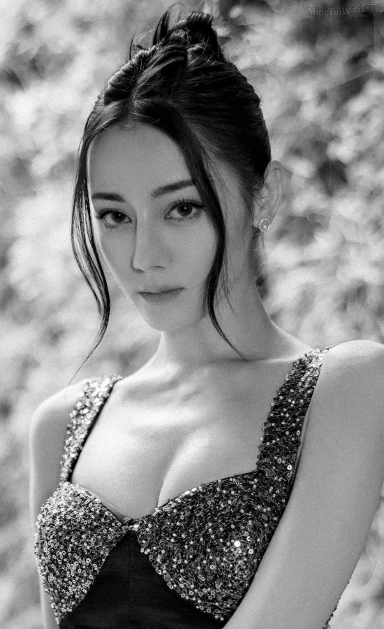 迪丽热巴穿黑色镶钻低胸礼服好大好大(9/16)