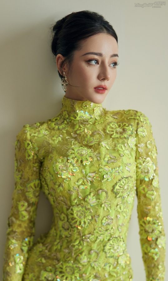 迪丽热巴身穿修身露背礼服大秀玲珑有致好身材(2/15)
